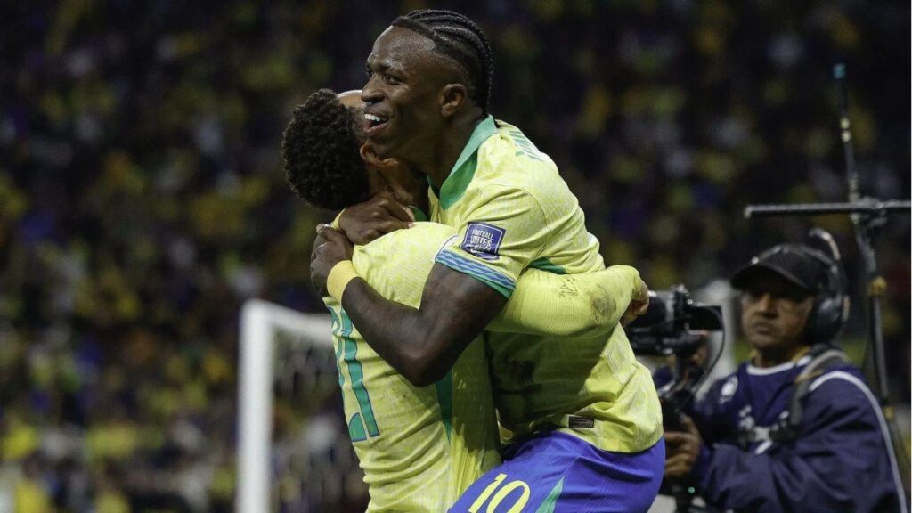 O futebolista brasileiro Vinícius Júnior comemora um gol durante uma partida da seleção brasileira