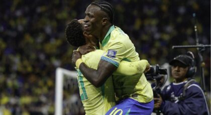 O futebolista brasileiro Vinícius Júnior comemora um gol durante uma partida da seleção brasileira