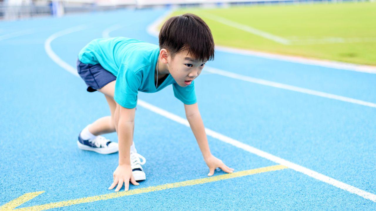 Imagem de uma criança se preparando para começar a correr