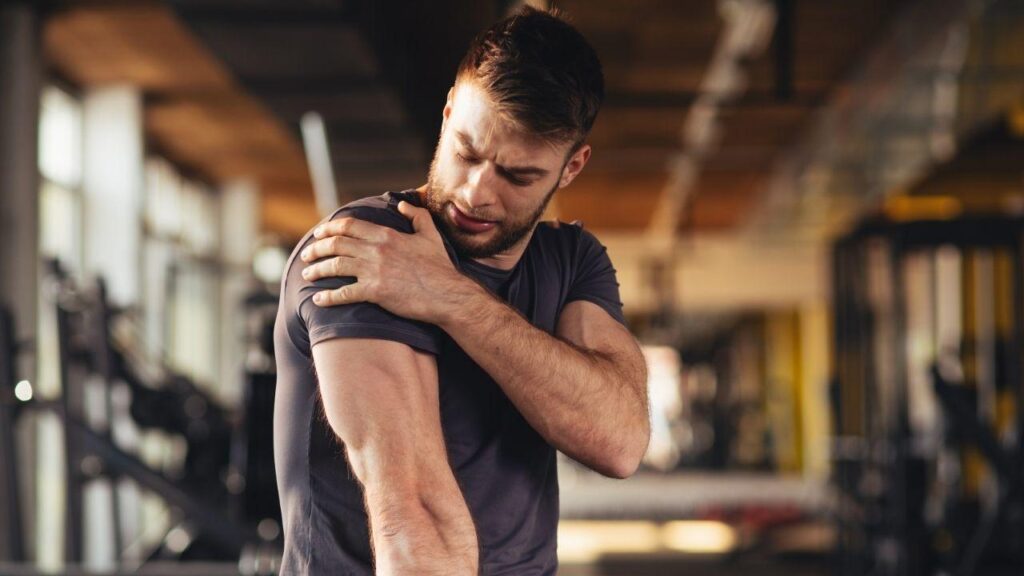 Dor no ombro atrapalhando o treino? Experimente esses 5 alongamentos