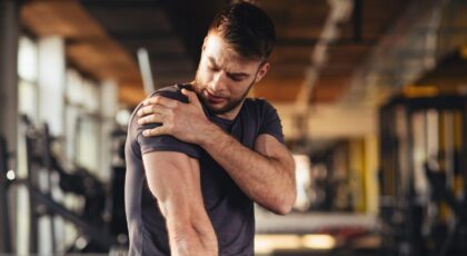 Dor no ombro atrapalhando o treino? Experimente esses 5 alongamentos