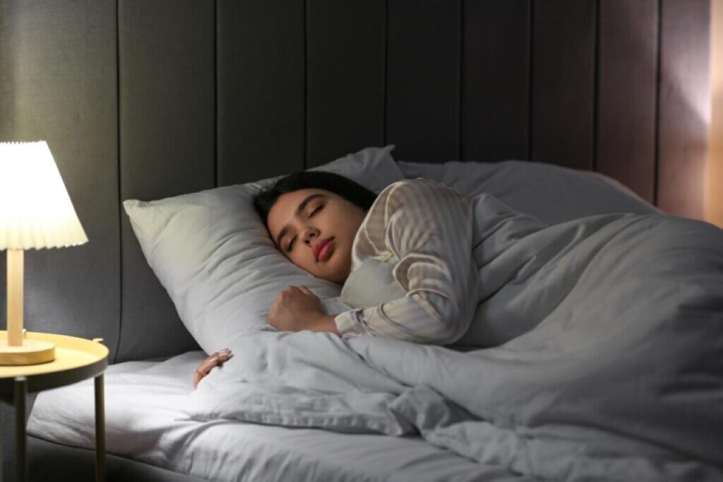 Dormir mal e usar telas antes de pegar no sono pode dificultar a perda de gordura abdominal