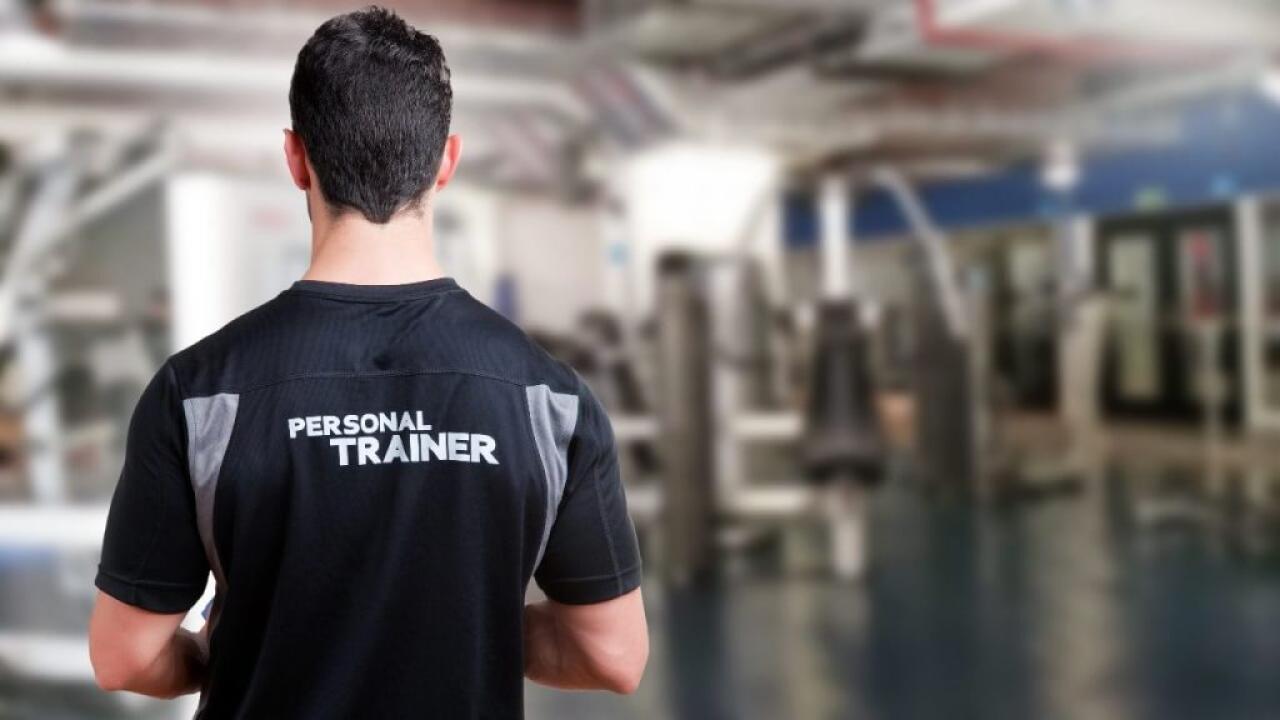 Escolher um personal trainer vai além do treino e envolve segurança, confiança e alinhamento de objetivos.