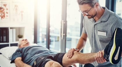 Imagem de um homem fazendo fisioterapia no joelho