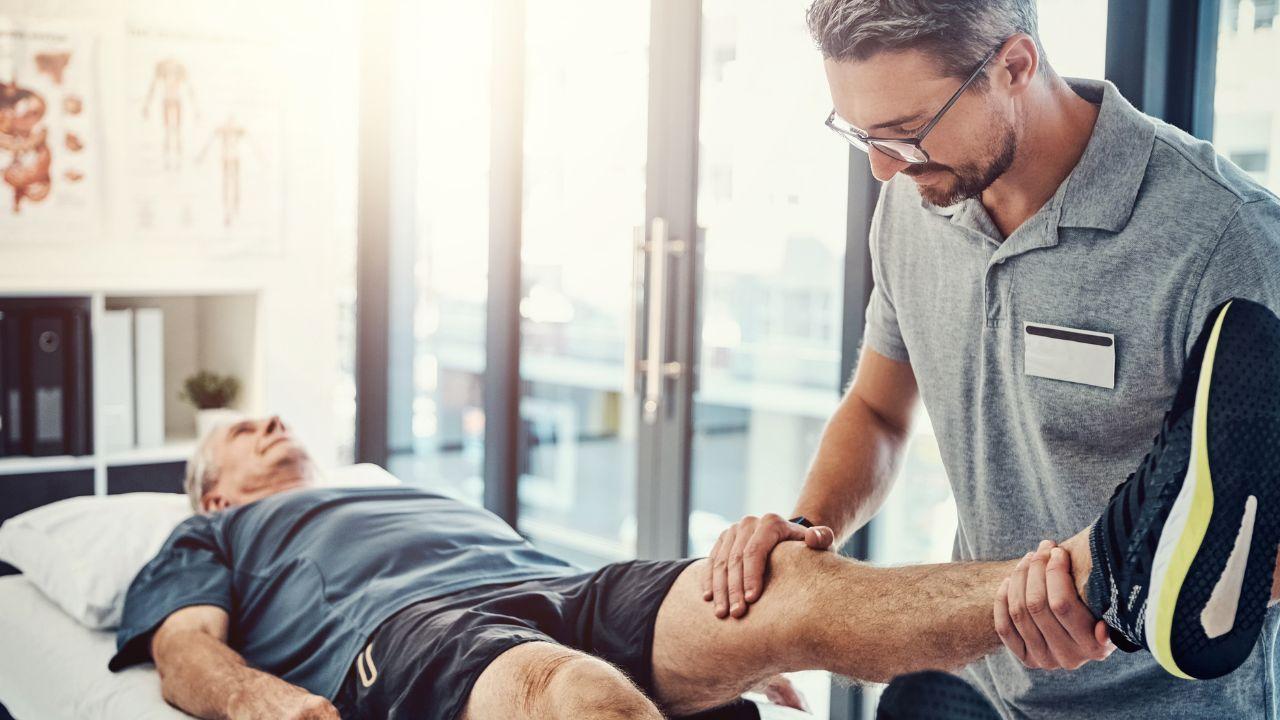 Imagem de um homem fazendo fisioterapia no joelho