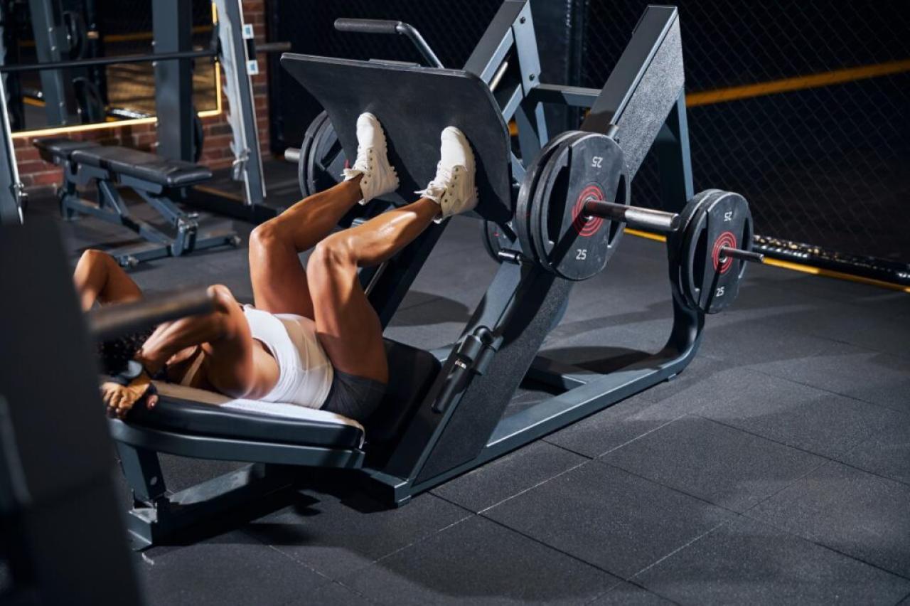 Exercícios como elevação pélvica e afundo ajudam a ativar mais os glúteos durante o treino