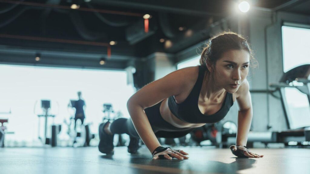 Imagem de uma mulher fazendo flexão