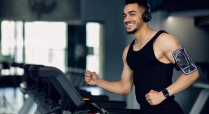 Homem ouvindo música durante o treino na academia