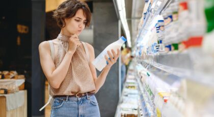 Iogurte natural e grego têm diferenças na textura, nas calorias e na quantidade de proteína