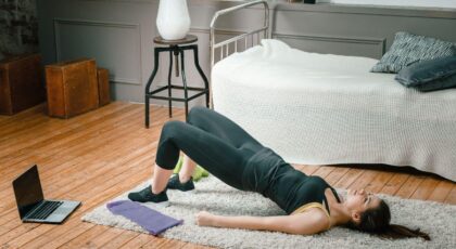 Imagem de uma mulher fazendo elevação pélvica no chão do quarto
