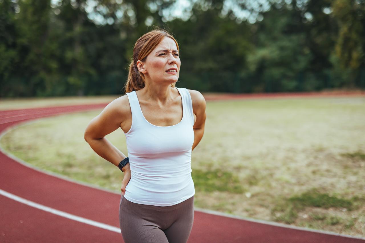 mulher cansada na corrida