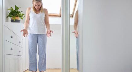 Mulher estressada em cima da balança