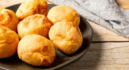 Pão de queijo fit com whey: receita fácil e rica em proteína
