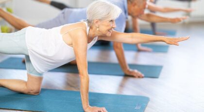 Imagem de idosos fazendo pilates