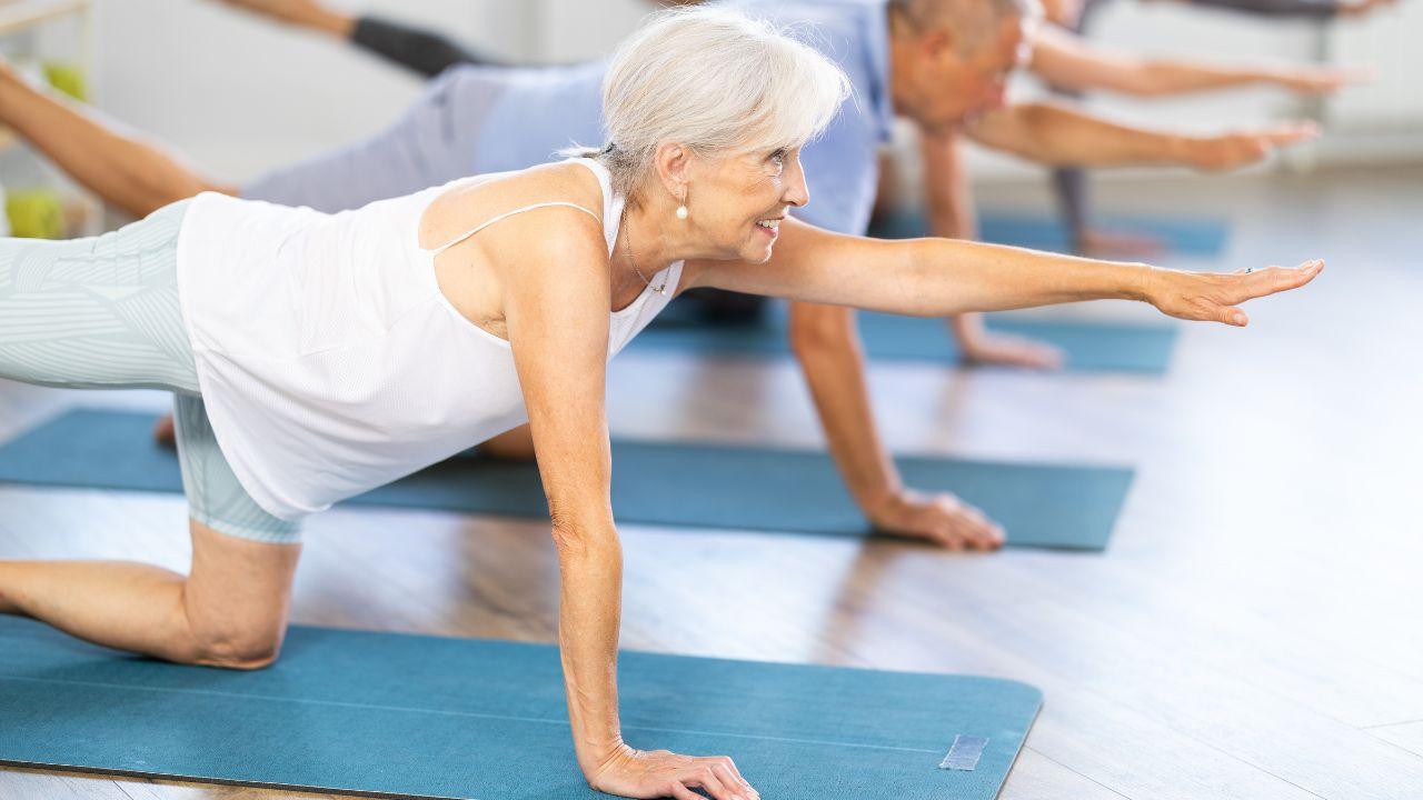 Imagem de idosos fazendo pilates