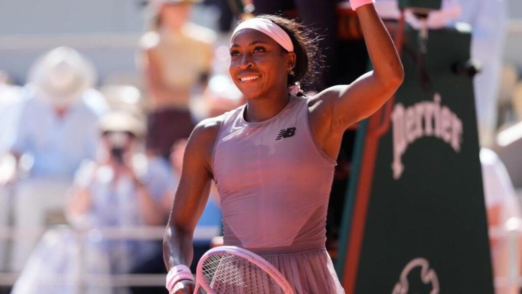 Imagem de Coco Gauff acenando em Roland Garros