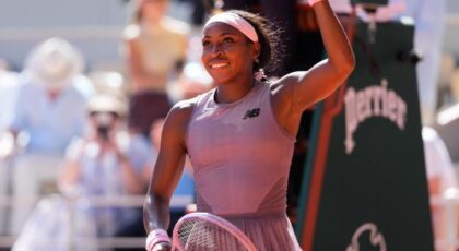 Imagem de Coco Gauff acenando em Roland Garros