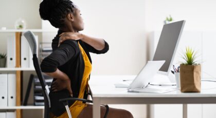 Síndrome do piriforme pode causar dor no glúteo e desconforto em quem passa muitas horas sentado.