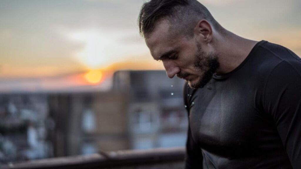 Suar muito no treino não significa que você queimou mais gordura; entenda o que realmente influencia no emagrecimento
