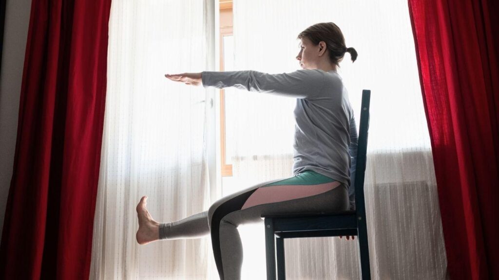 Yoga na cadeira: Prática ajuda no alongamento e reduz o estresse