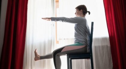 Yoga na cadeira: Prática ajuda no alongamento e reduz o estresse