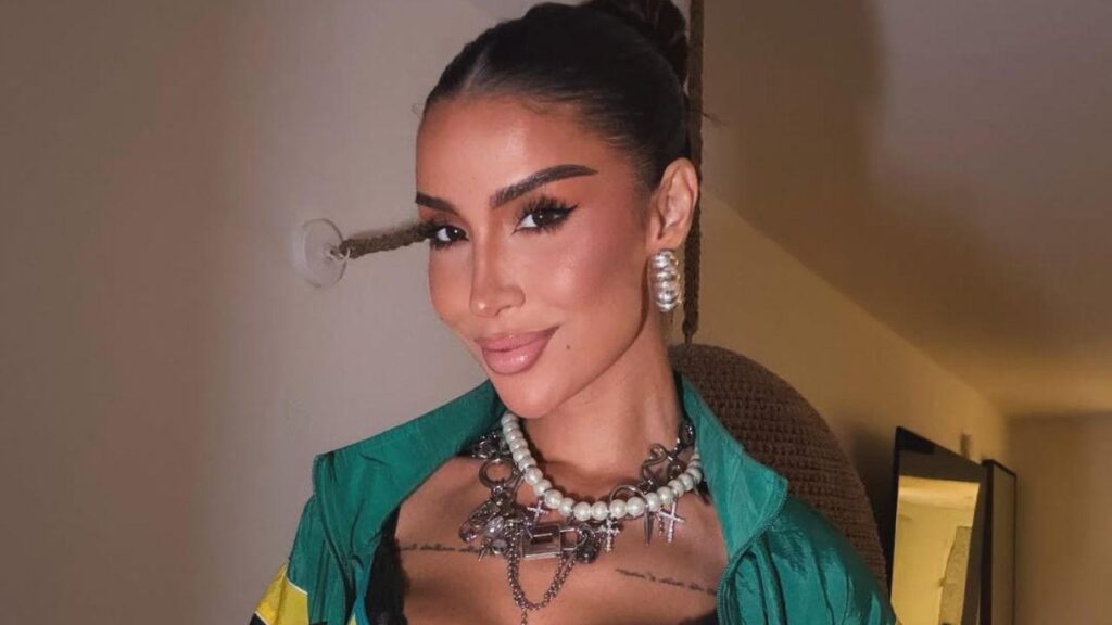 Bianca Andrade. Mulher branca, cabelo castanho, usando trança, usando camisa amarela do Brasil.
