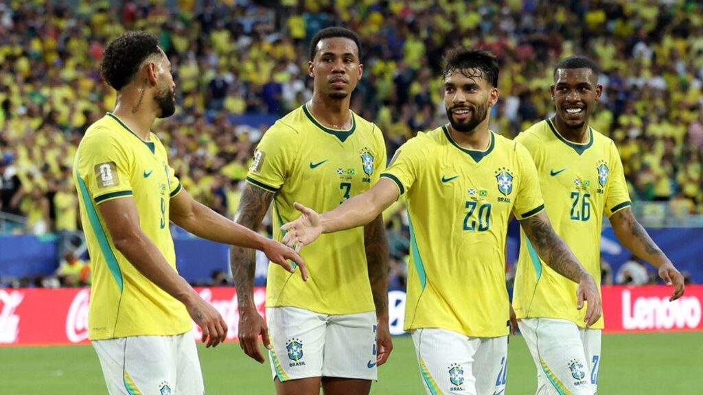 Imagem mostra os jogadores da seleção brasileira dentro do estádio de futebol.