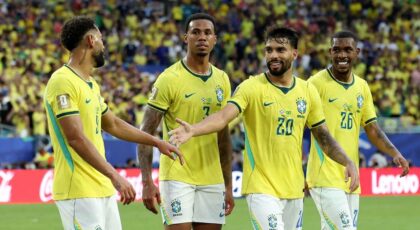 Imagem mostra os jogadores da seleção brasileira dentro do estádio de futebol.