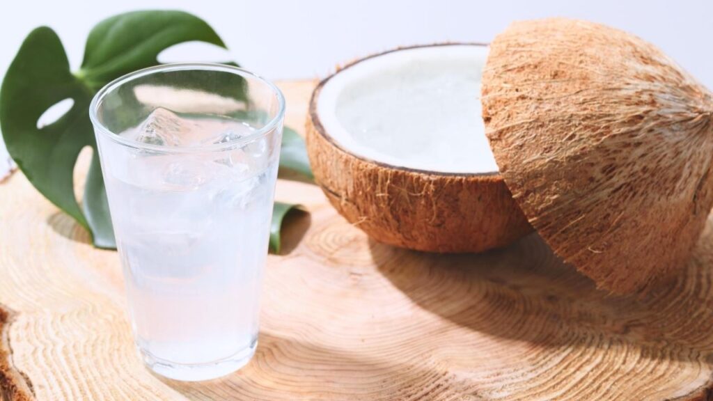 Água de coco: 4 motivos para atletas apostarem na bebida