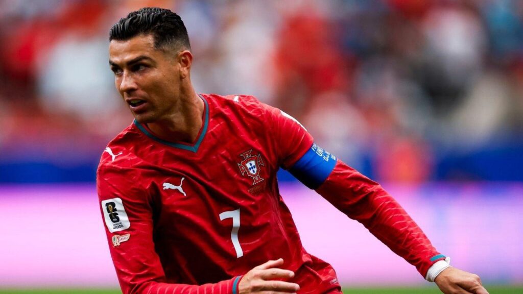 Imagem de Cristiano Ronaldo em campo correndo