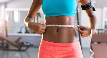 Imagem de uma mulher medindo a circunferência do abdomen