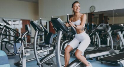 Imagem de uma mulher fazendo exercício aeróbico