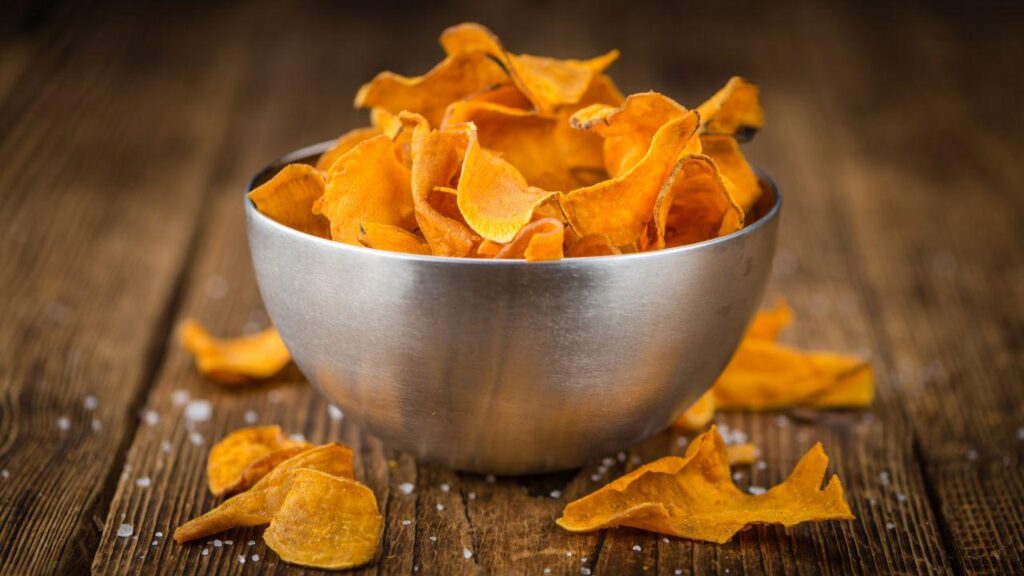 Imagem de um pote de metal com uma porção de chips de batata doce