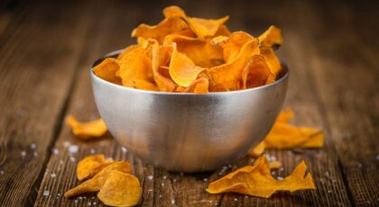 Imagem de um pote de metal com uma porção de chips de batata doce