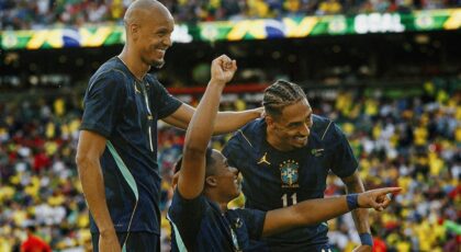 Imagem do jogador Endrick e Raphinha no campo