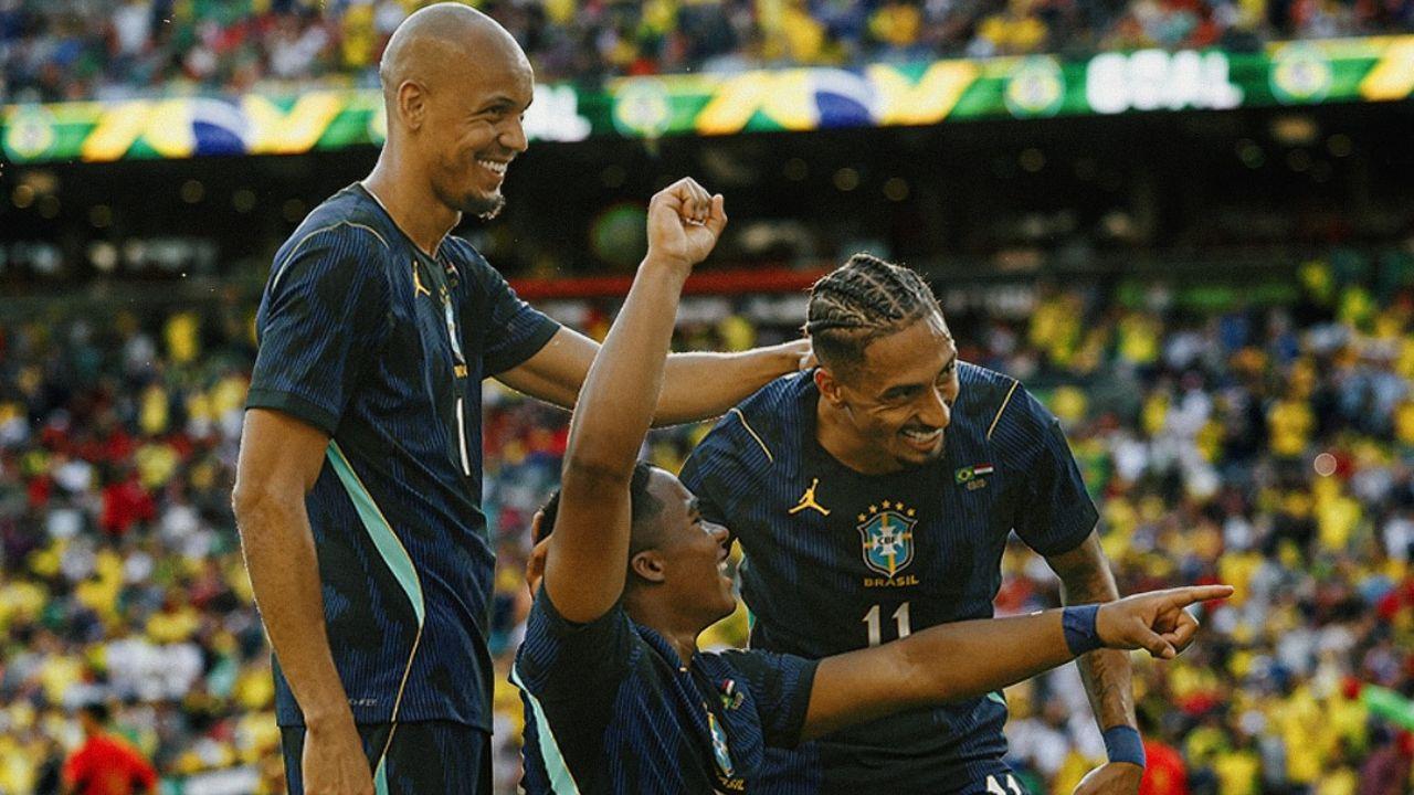 Imagem do jogador Endrick e Raphinha no campo
