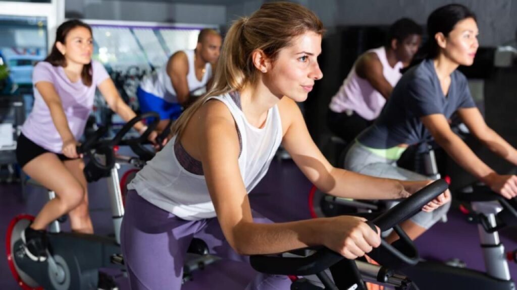 Corrida e bike indoor oferecem benefícios para a saúde, mas cada atividade possui características próprias