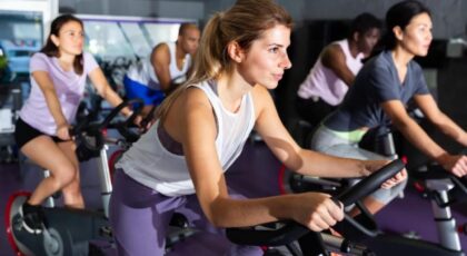 Corrida e bike indoor oferecem benefícios para a saúde, mas cada atividade possui características próprias