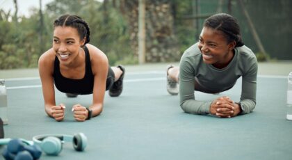 Imagem de duas mulheres fazendo prancha