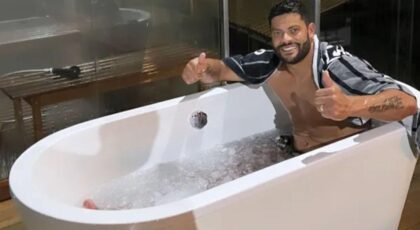 Imagem do jogador Hulk dentro de uma banheira de gelo