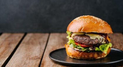 Hambúrgueres caseiros podem ser aliados de uma alimentação equilibrada quando preparados com ingredientes adequados