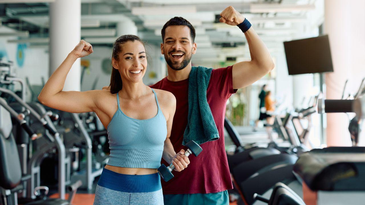 Imagem de um casal na academia