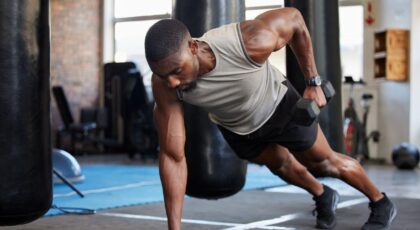 Imagem de um homem fazendo exercício com halteres pretos