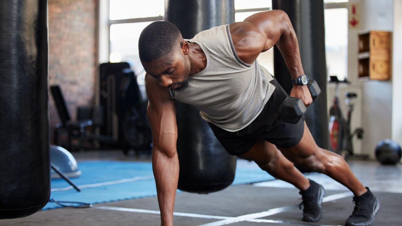 Imagem de um homem fazendo exercício com halteres pretos