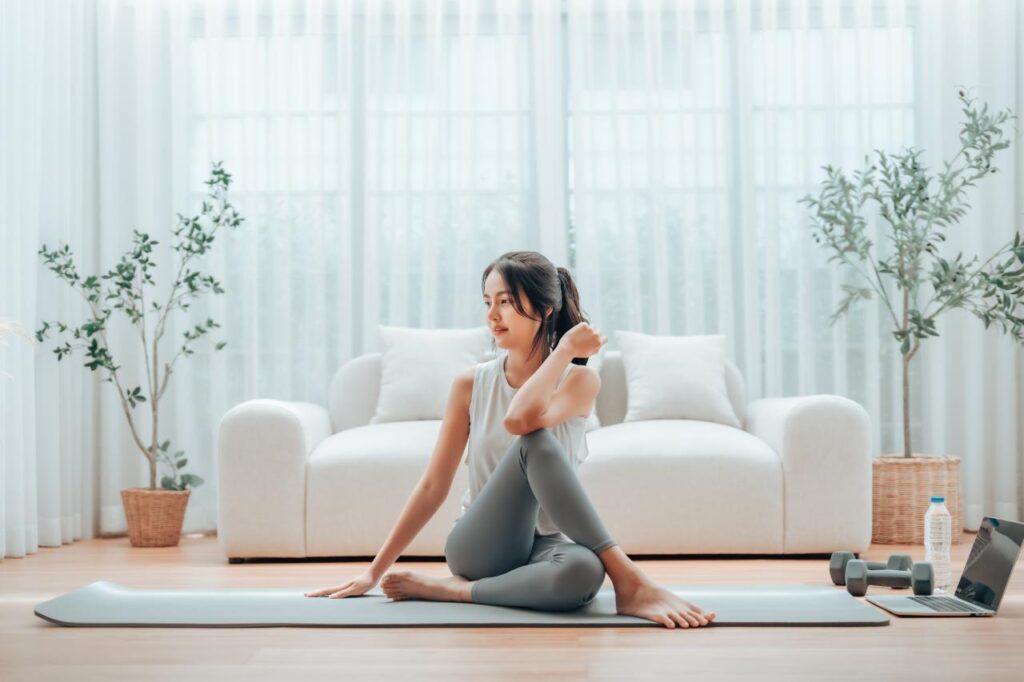 Mulher fazendo Yoga em casa