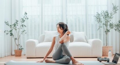 Mulher fazendo Yoga em casa