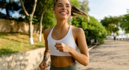 Mulher praticando corrida
