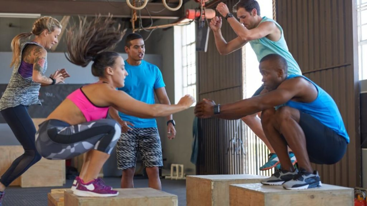 O CrossFit combina exercícios de força e condicionamento físico em treinos dinâmicos e adaptáveis
