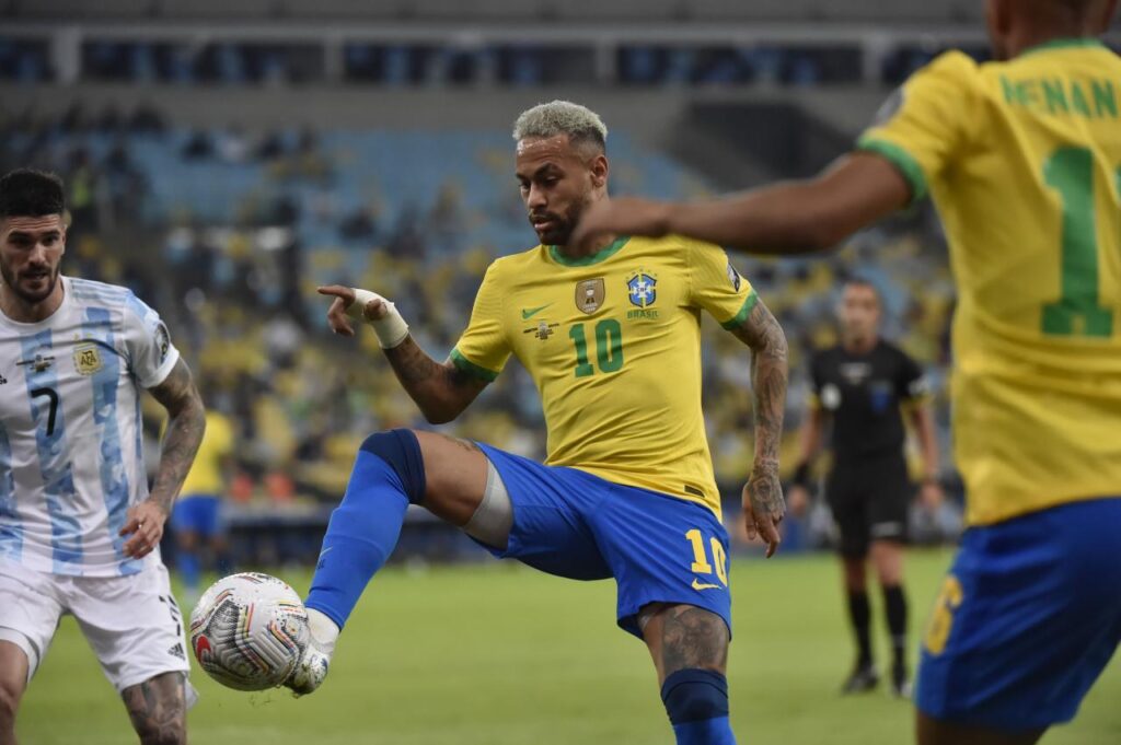 O futebol combina corrida, mudanças de direção e intensidade, fatores que aumentam o gasto energético
