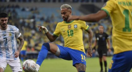 O futebol combina corrida, mudanças de direção e intensidade, fatores que aumentam o gasto energético
